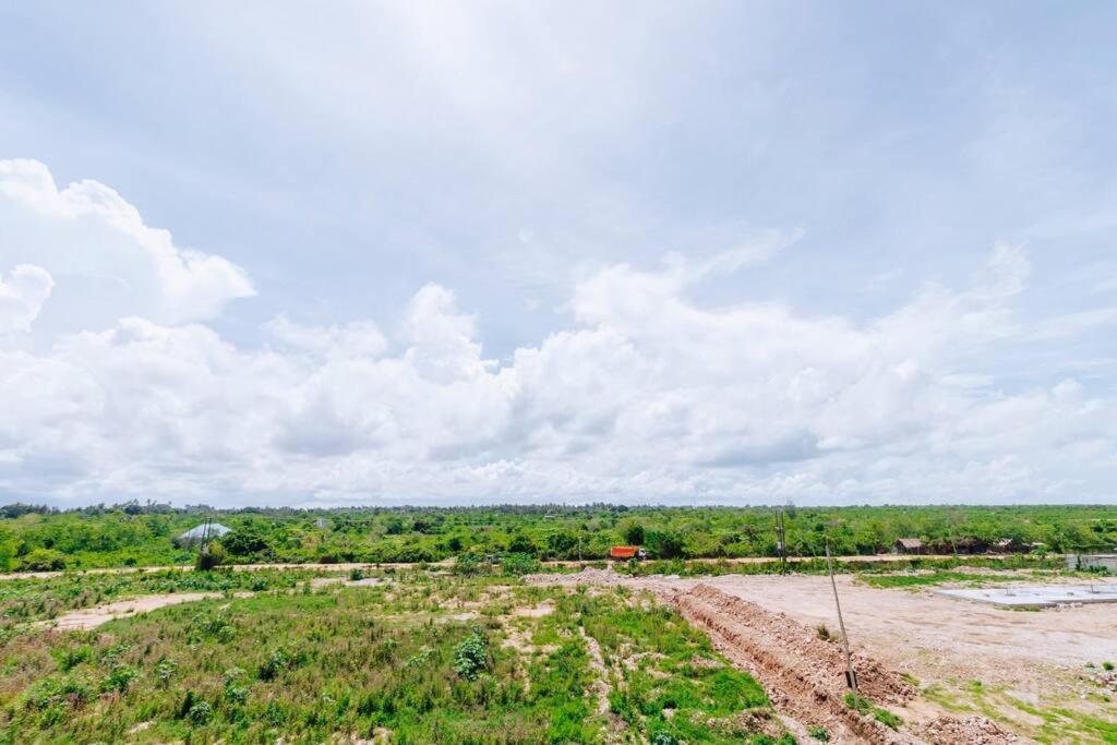 B10-02 Studio, 23, Mwangani * Fumba